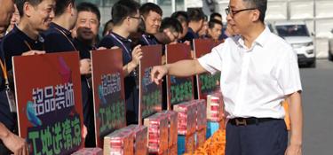 銘品裝飾集團(tuán)送清涼活動，向所有為“品質(zhì)工程”奮斗在高溫一線的工人師傅致敬！