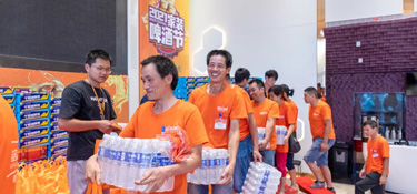 銘品裝飾舉行『產(chǎn)業(yè)工班月度會議』，為最美產(chǎn)業(yè)工人頒獎典禮，送上清涼飲品