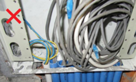 弱電箱穿管無護口、箱內(nèi)接線凌亂
