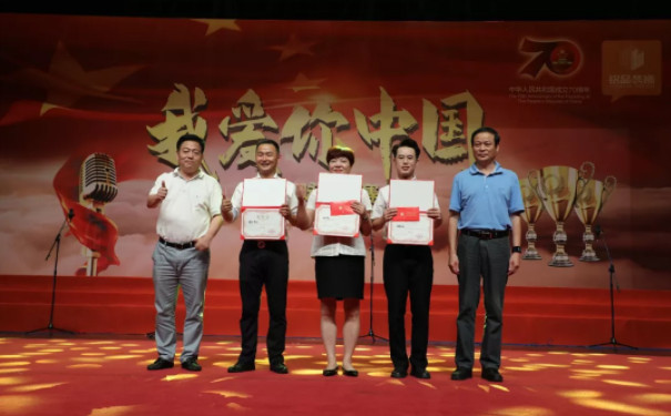 獲獎團隊代表領獎