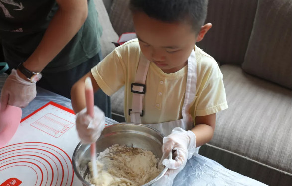 銘品現(xiàn)場(chǎng)做月餅