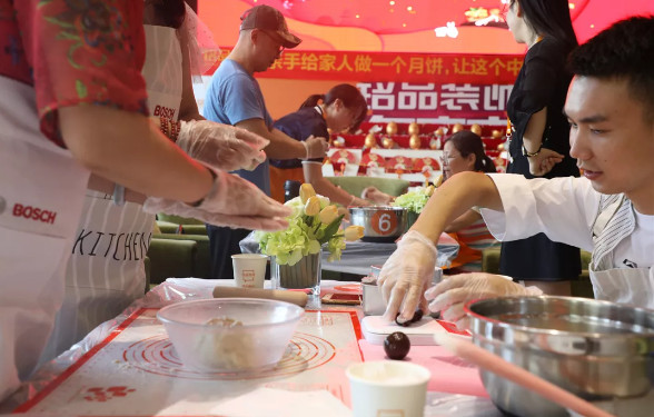 銘品現(xiàn)場(chǎng)做月餅