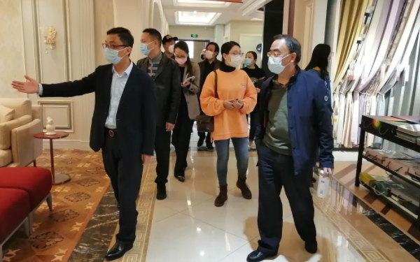 張一良董事長帶市領(lǐng)導看展廳