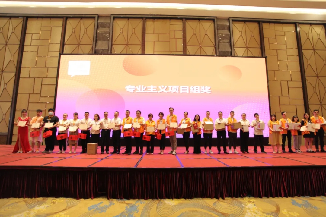 銘品董事長(zhǎng)張一良、品牌營(yíng)銷顧問(wèn)劉永為《百問(wèn)百答》工作人員頒獎(jiǎng)