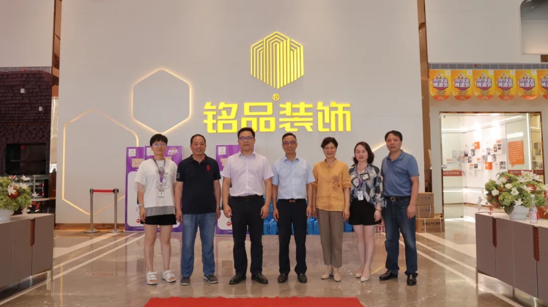 市總工會建設(shè)工會領(lǐng)導(dǎo)與銘品裝飾董事長張一良、管理中心總經(jīng)理牛瑜璇、工會主席田軍合影留念