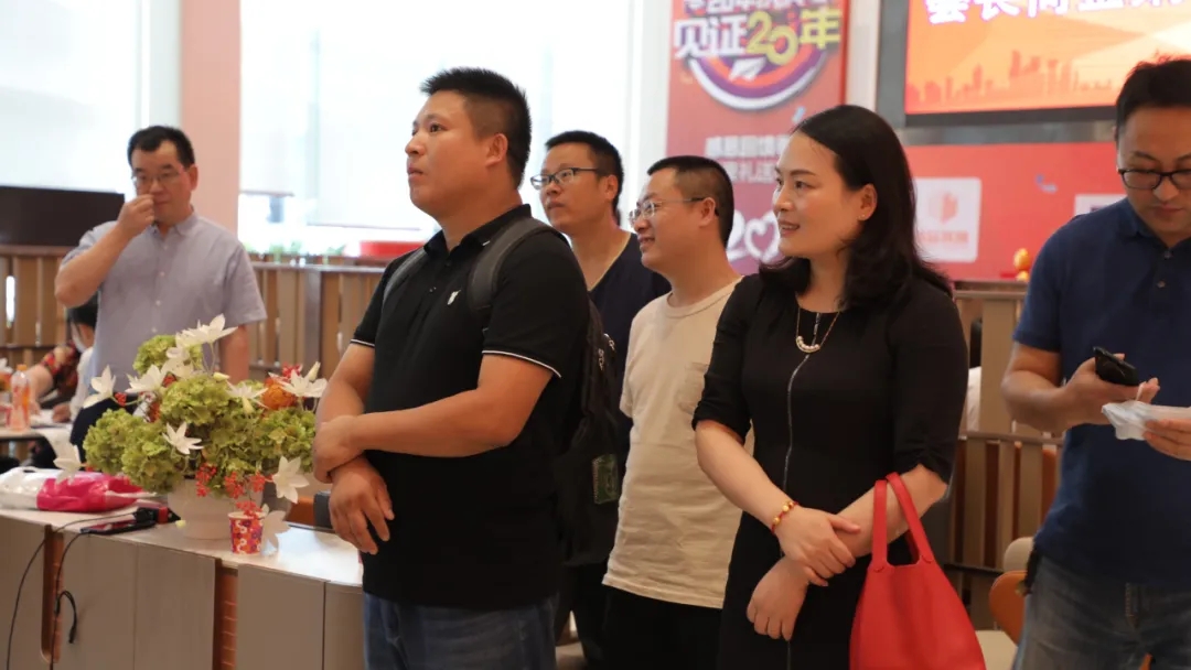 千島湖商會(huì)建筑裝飾協(xié)會(huì)分會(huì)會(huì)長(zhǎng)何金娟（右二）、秘書長(zhǎng)程忠華（左二）