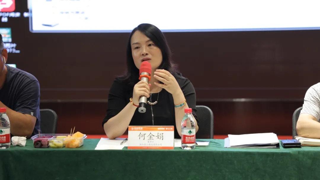 何金娟會(huì)長(zhǎng)對(duì)本次銘品的參觀作出表揚(yáng)和認(rèn)可 何金娟會(huì)長(zhǎng)對(duì)本次銘品的參觀作出表揚(yáng)和認(rèn)可