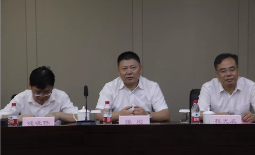 杭州聯(lián)通公司黨委委員、副總經(jīng)理陳剛先生（中）