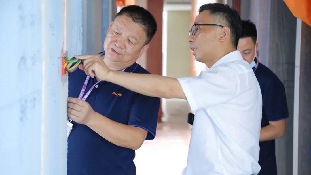 銘品裝飾董事長(zhǎng)張一良先生前往工地進(jìn)行巡查、指導(dǎo)