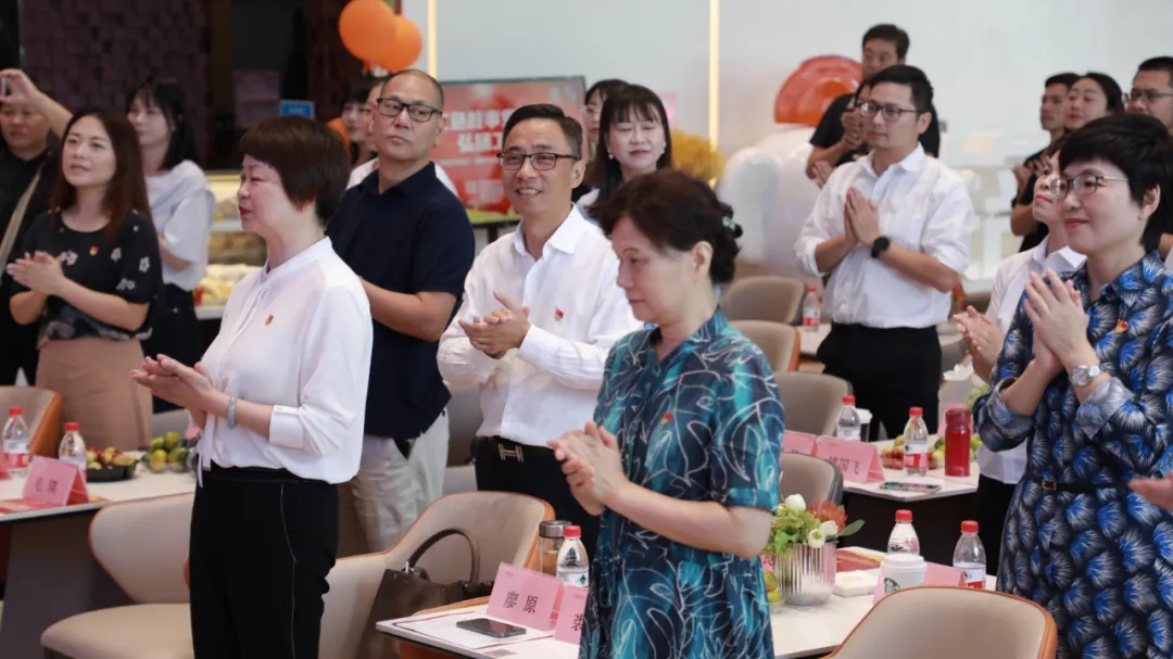 領(lǐng)導、行業(yè)來賓共唱《愛我中華》