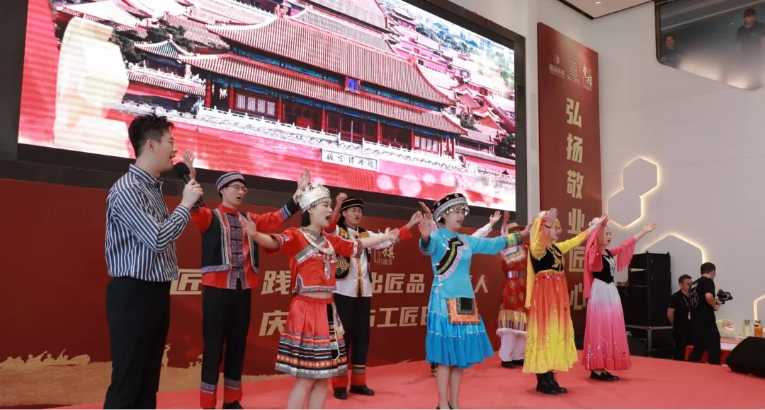領(lǐng)導、行業(yè)來賓共唱《愛我中華》
