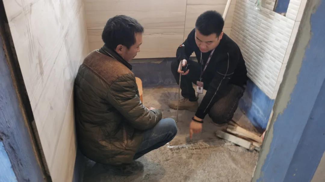 杭州裝修公司王經理現場指導工人