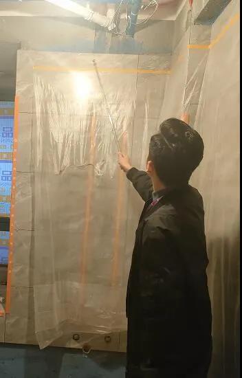 杭州裝修公司鄭經理檢查瓷磚空鼓