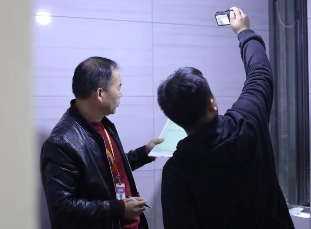 杭州裝修公司賈經理檢查衛(wèi)生間