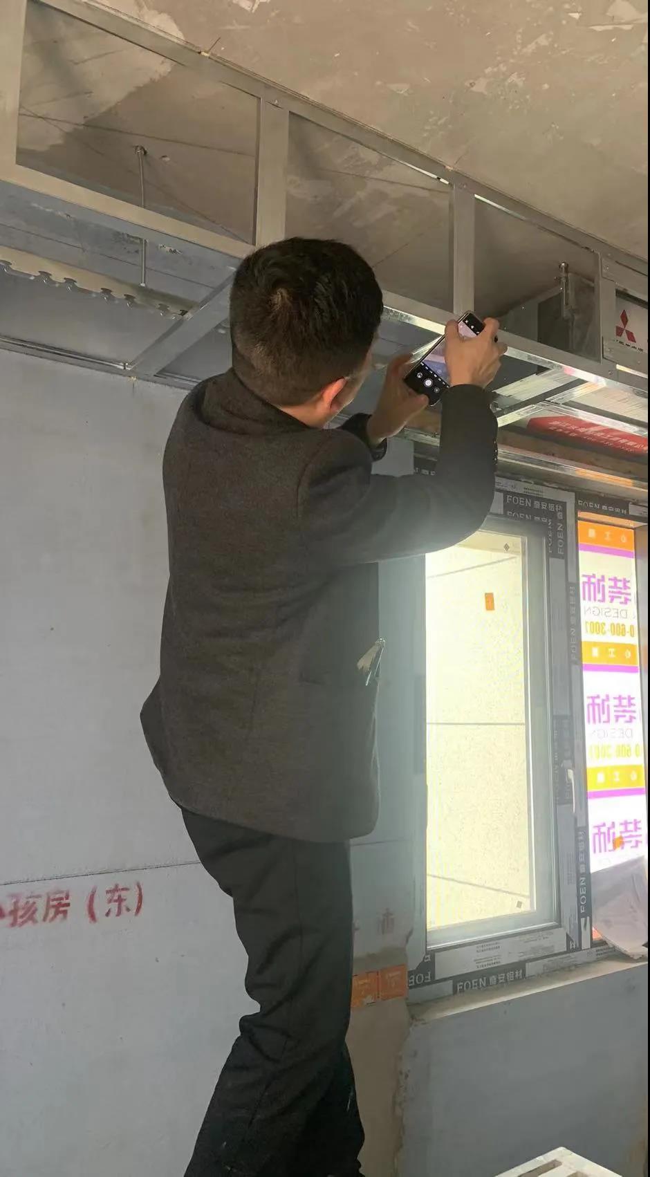 杭州裝修公司工程中心副總經理付總現場測量尺寸