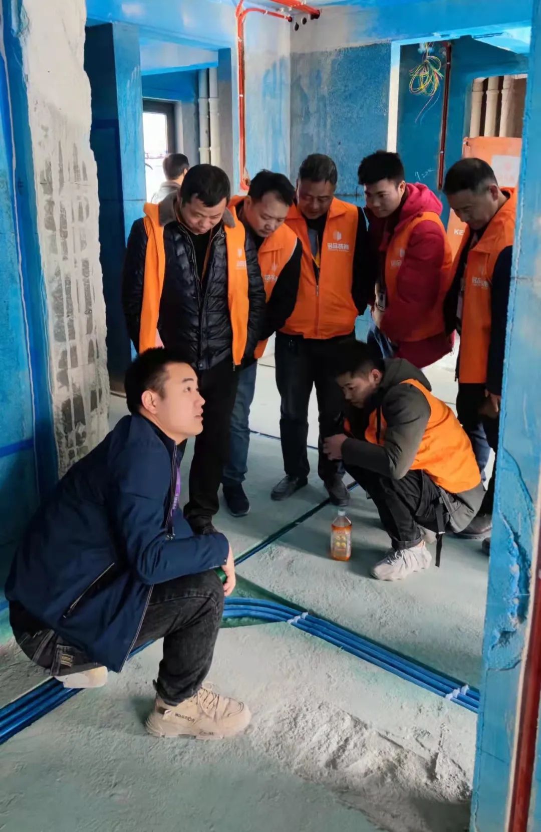 王經(jīng)理檢查水電隱蔽工程，講解銘品大弧彎工藝