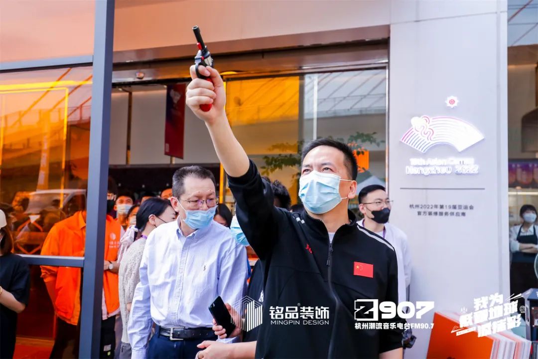杭州亞組委開發(fā)部運(yùn)營處副處長陳雄先生打響騎行浙江 · 杭州站揭幕第一槍