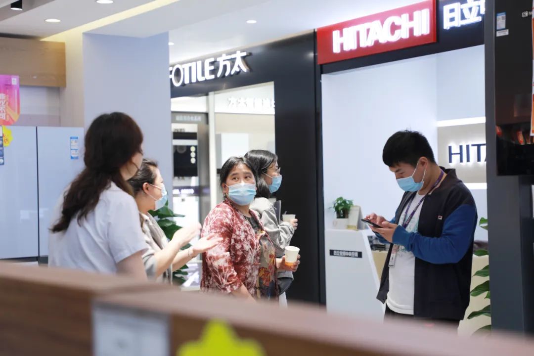 開業(yè)當天 業(yè)主齊聚銘品裝飾 實地體驗澎湃星城服務