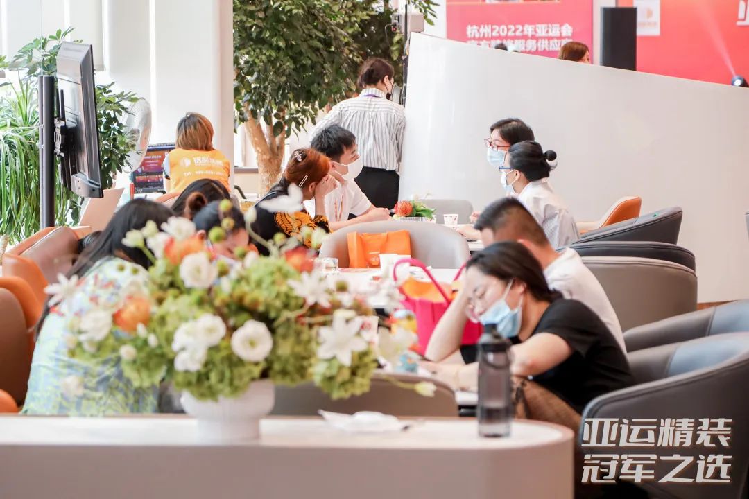 業(yè)主們享受品牌設(shè)計(jì)師一對(duì)一講解