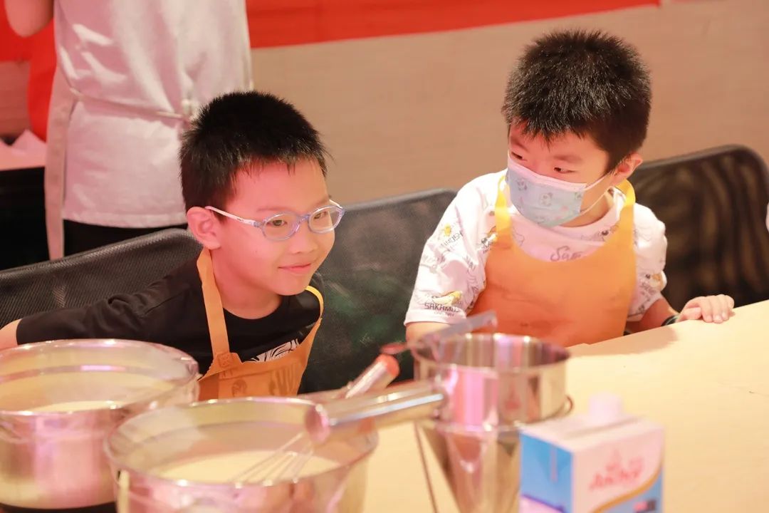 在銘品小課堂上，孩子們積極踴躍，學習成長
