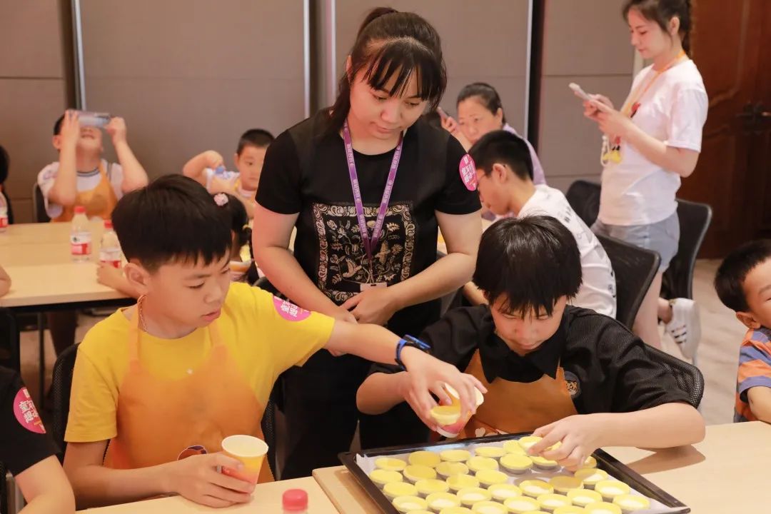 在銘品小課堂上，孩子們積極踴躍，學習成長