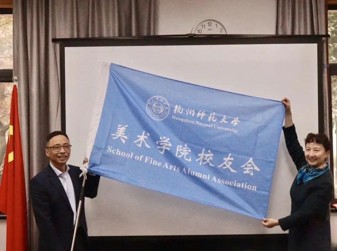 郭小娟書記授旗，張一良校友接旗